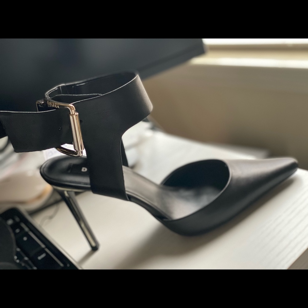 DKNY PUMP